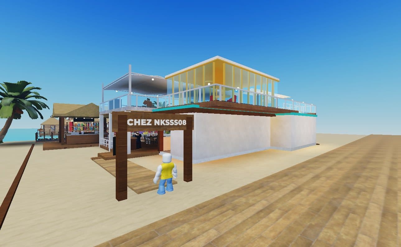 Le restaurant sur la plage, avec son étage et son enseigne